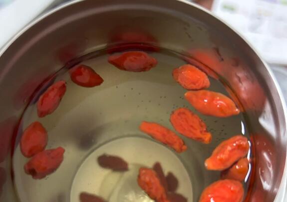 你和更年期隻差一個保溫杯（bēi）泡枸杞的距離