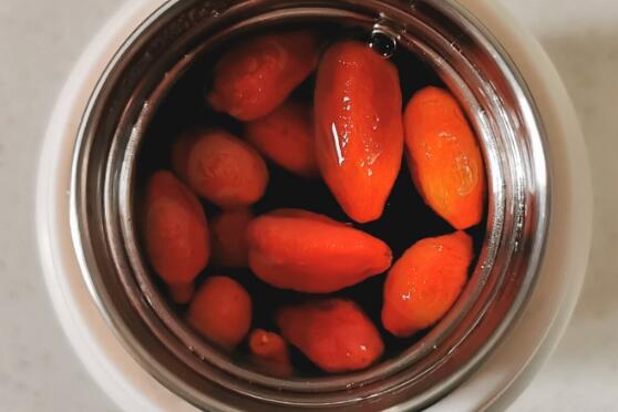 保溫杯泡（pào）枸杞：你與（yǔ）更年期的距離，或許隻差一個泡枸杞的保溫杯。