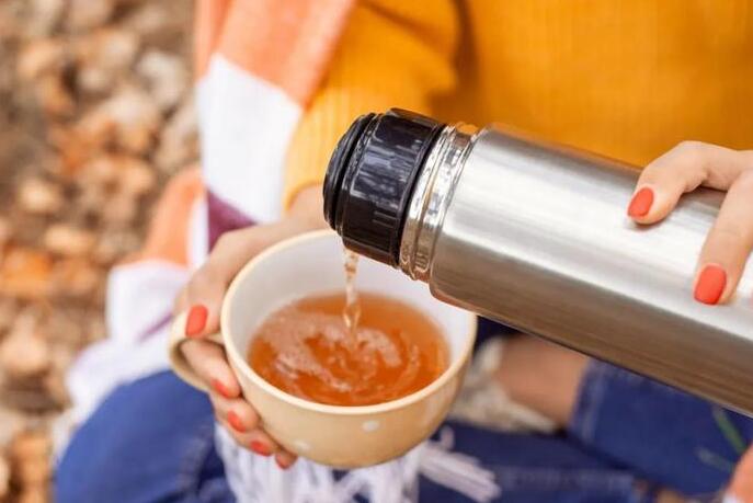 保溫杯泡水喝的保健功效?不鏽鋼保溫杯（bēi）怎麽清洗?