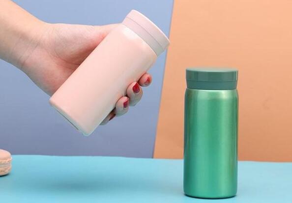 如何挑選一款優質的真(zhēn)空保溫杯 如何挑選一款優質的(de)真空保(bǎo)溫杯