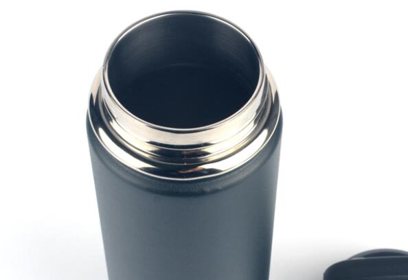 真空燜燒壺與保溫壺的區別 真空燜燒(shāo)壺(hú)與保溫壺的(de)區別