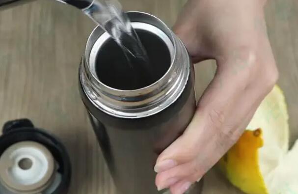 保溫杯使用一段時間後去除異味(wèi)的方法